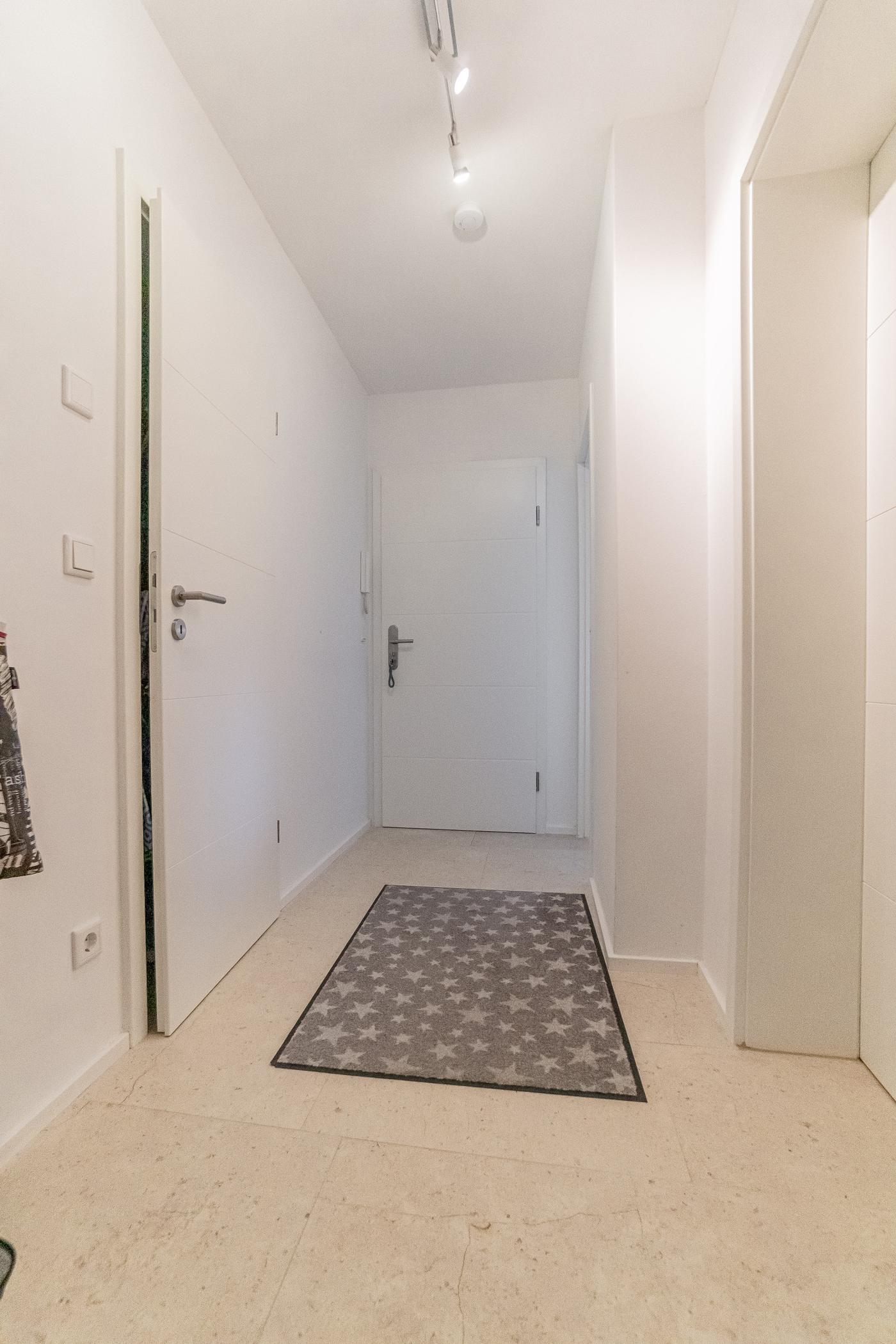 Helle, moderne 2 Zimmerwohnung mit Balkon und Einbauküche