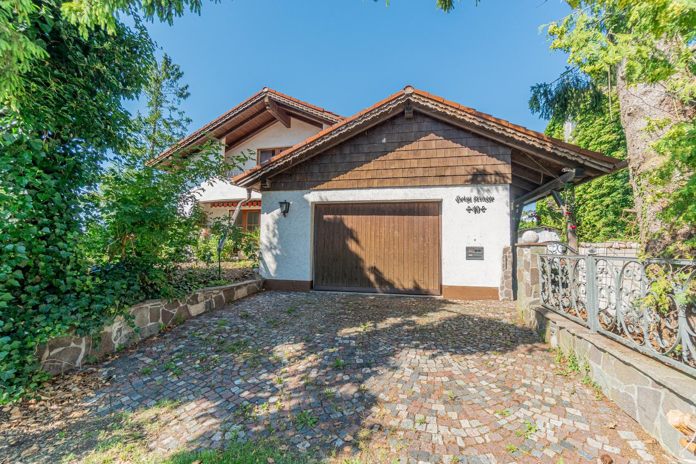 Einfamilienhaus mit Blick auf Feld und Wiese / KAUF GEGEN GEBOT